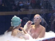 Актьори превърнаха необичайно място в сцена за представлението си