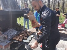 Локо сплоти колектива със скара и бира в парк "Лаута"