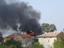 Пожарът в "Коматево" изпепели покрива на къща