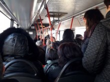 Пътници без маски натъпкани като сардини в автобуса Първенец – Пловдив