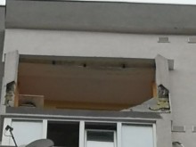 Стена на тераса се срути във "Владиславово", жена е в болница с наранявания