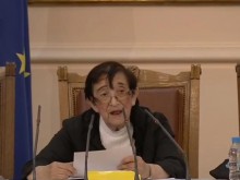 Мика Зайкова изчете по азбучен ред имената на 240-те депутати