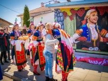 Танцьорка на ансамбъл "Тракия" грейна на пано върху дувар в Старо Железаре