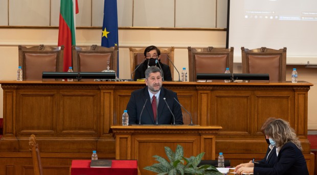 В първия ден на 45-ото Народно събрание Демократична България внесе