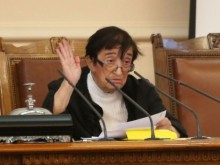 Доайенката на новия парламент завладя социалната мрежа