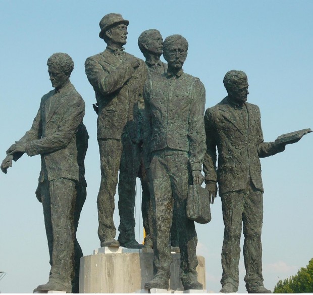 Паметник на Гемиджиите в центъра на СкопиеПръв Павел Шатев