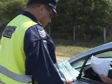 Какво се случва? Много пияна жена е арестувана на "Тракия" пред очите на двете й деца!