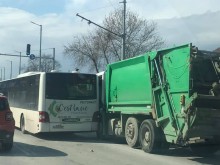 Огромно задръстване в Пловдив заради катастрофа между камион и автобус