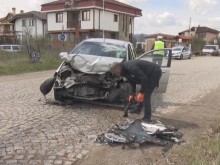 Дете пострада сериозно след челен сблъсък на автомобили