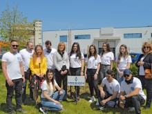 Абсолвенти засадиха първите дръвчета в "Алея на ВУСИ"