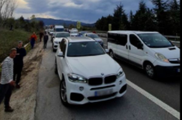 Нова тв
ТИР блокира автомагистрала  Тракия Инцидентът е станал на 67 км