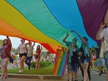 Нетрадиционна демонстрация с краставици срещу "Бургас Прайд"