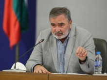 Кунчев: Излизаме от третата вълна, но пандемията остава непредвидима