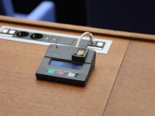 Депутатите ще гласуват с биометрични данни заради използване на чужди карти