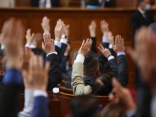 Новите депутати си гласуваха допълнителни възнаграждения