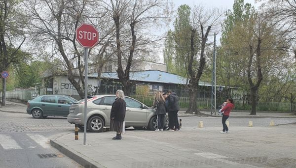 Кола помете колчета и "кацна" върху тротоар на пловдивско кръстовище