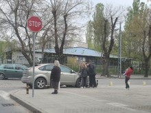 Кола помете колчета и "кацна" върху тротоар на пловдивско кръстовище