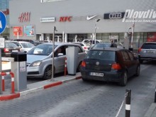 Хаос с паркирането в най-стария мол в Пловдив опъна нервите на посетителите