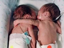 Бебе спаси новороденото си близначе прегръщайки го