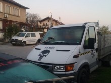 Автомобили осъмнаха със забити кирки в Пазарджик