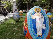 Гигантски великденски яйца радват пловдивчани и гости на града ни