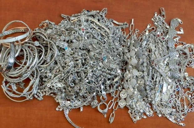 Над 4 хиляди сребърни бижута са открити във фабричните кухини