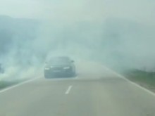 Огнена стихия край Пловдив, шофьори минават през димна завеса!