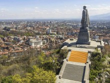 Стълбите на паметника на Альоша декорирани в оранжев цвят
