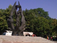 Мият Паметника на Съединението с 40 литра шампоан