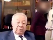 Политик загази сериозно! Опипа асистентката си по време на онлайн среща