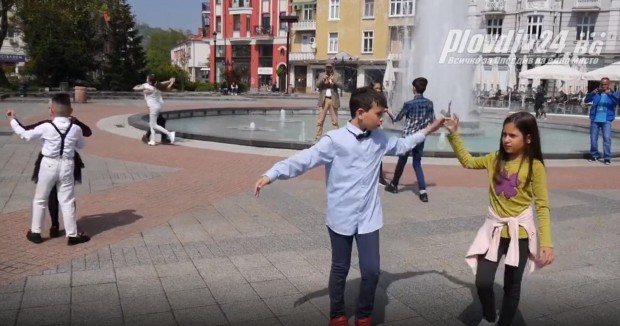 Интересен флашмоб се състоя в Пловдив за Деня на танца