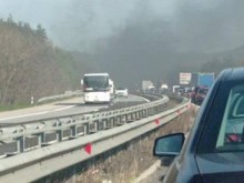 Горящ автомобил блокира движението на АМ "Тракия" в посока Пловдив