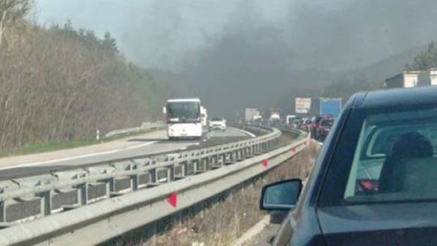 БТВ
Пожар блокира движението по АМ Тракия около 51-52 км в
