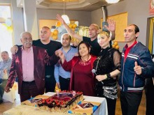 За Софи Маринова няма мерки, събра родата за голям купон