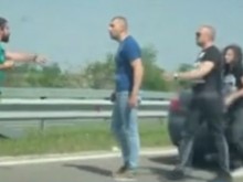 Грозни сцени на "Тракия"! Психопат рита кола, мъж го снима, останалите подскачат!