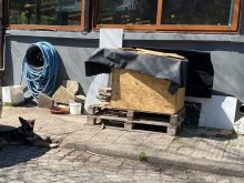 Читател: Безумие! Само къщичка с куче липсваше на тротоара край този ресторант!