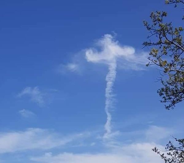 Фейсбук
На  Разпети петък, мистичен кръст се е появил в небето