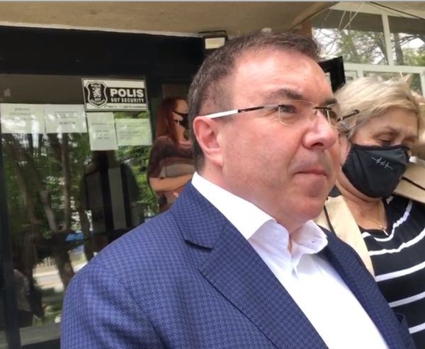 Plovdiv24.bg
Министърът на здравеопазването в оставка Костадин Ангелов пристигна изненадващо в