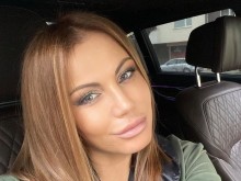 Камелия с още една промяна по себе си