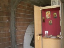 Шкаф вместо олтар: Така посрещат Великден в едно от българските села