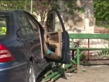 Момиче без книжка помете група деца на тротоар