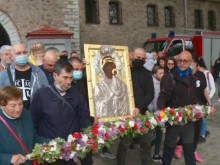 Тръгна шествието с чудотворната икона в Бачковския манастир