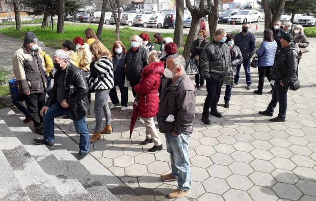 Plovdiv24.bg
В днешния почивен ден продължават работа откритите центрове за поставяне