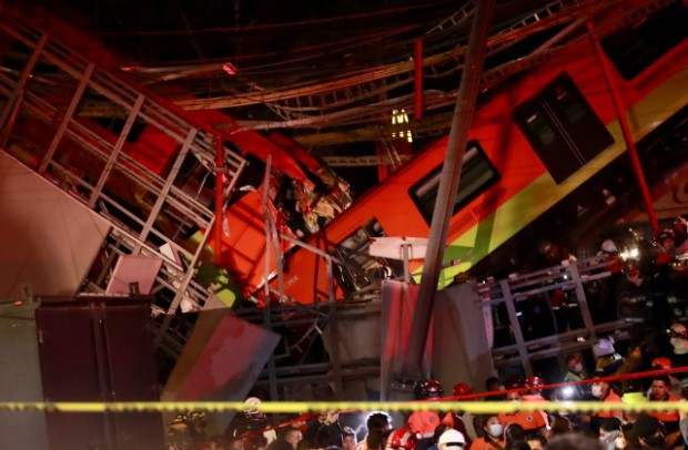 ЕРА
Надлез рухна в мексиканската столица в момент, в който по