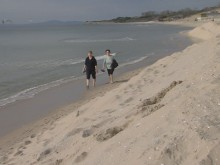 Туристи нямат видимост и достъп до морето заради пясъчни диги