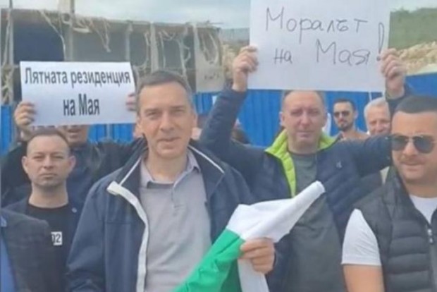 Активисти на ГЕРБ сред които и бургаският кмет Димитър Николов