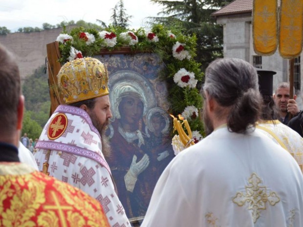 На Светли вторник стотици се поклониха пред чудотворната икона на Света Богородица