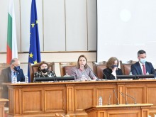 Депутатите обсъждат предложението за 1 лев партийна субсидия, "Росенец" и "Спутник V"