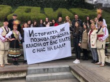 Учителка се развълнува от покана за бал
