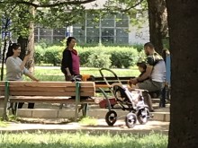 Редно ли е съоръженията по детските площадки да се използват и от родителите?